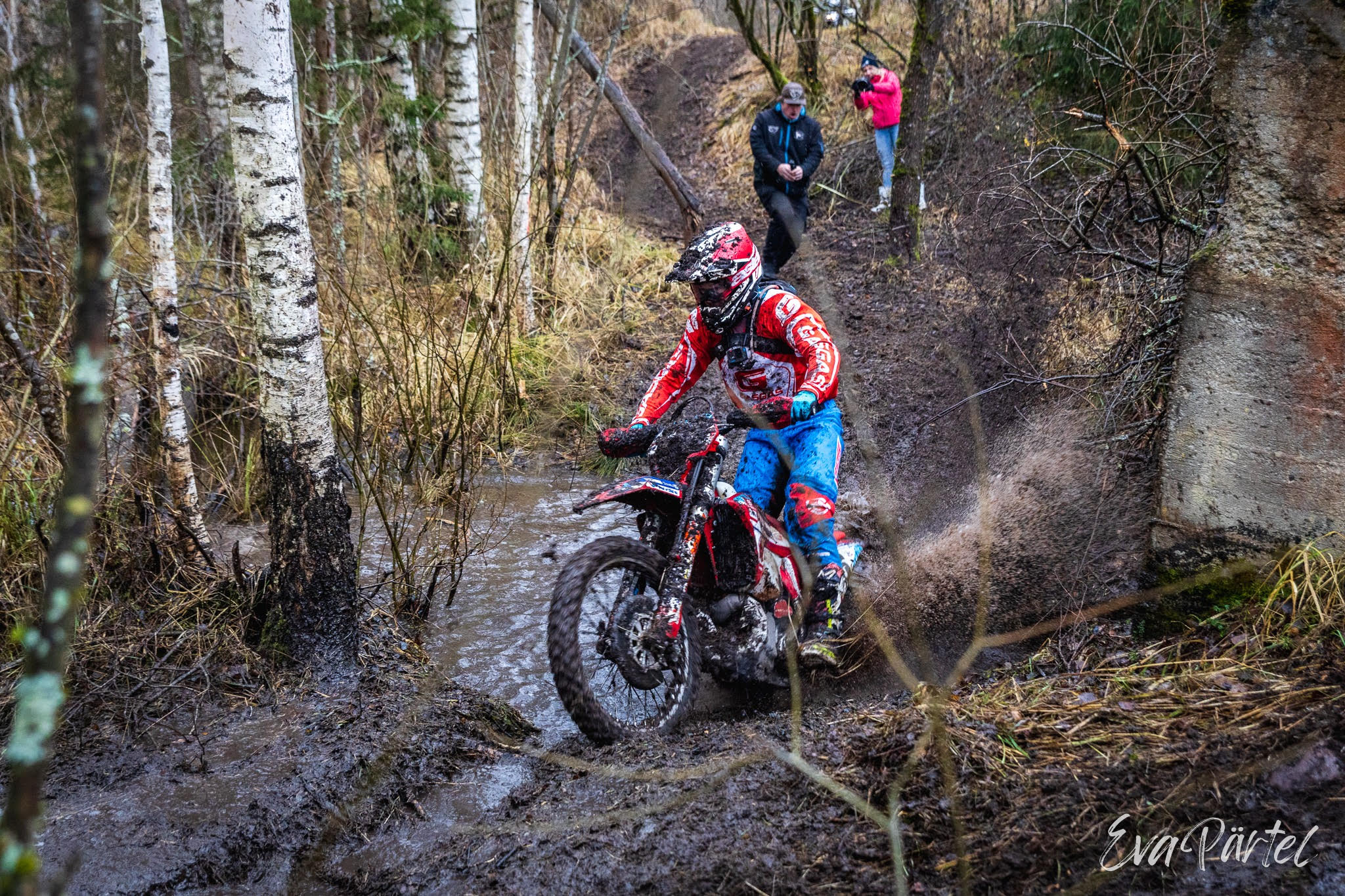 Mudaseid kaadreid hooaja kolmanda võistluse raja äärest püüdsid nii fotograafid kui ka filmimehed. Alates eelmisest hooajast korraldatakse Piksepini karikasarjas ka piltnike motiveerimiseks võistlust fotograafide karikale. Foto: EVA PÄRTEL